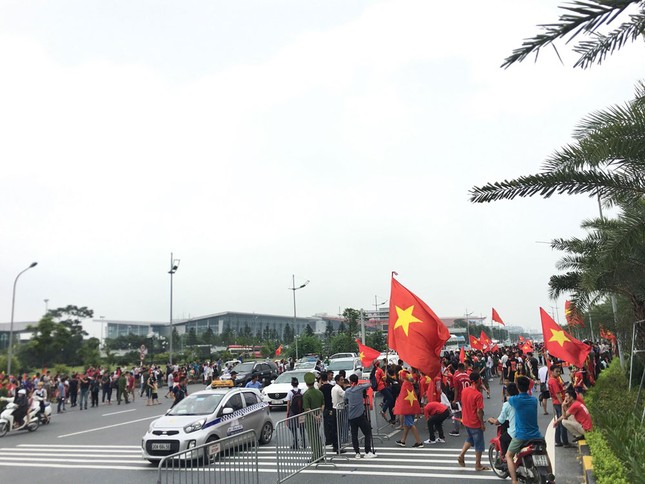 Hàng nghìn CĐV đánh trống, vẫy cờ chào đón Olympic Việt Nam ảnh 1
