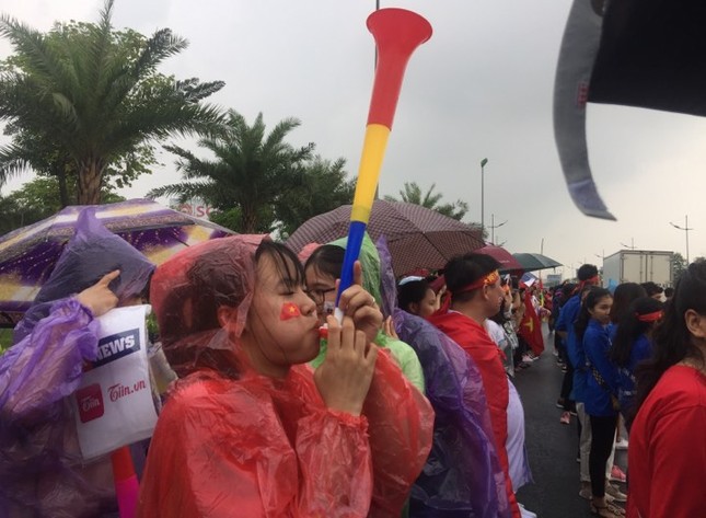 Hàng nghìn CĐV đánh trống, vẫy cờ chào đón Olympic Việt Nam ảnh 2