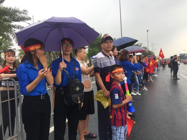 Hàng nghìn CĐV đánh trống, vẫy cờ chào đón Olympic Việt Nam ảnh 3
