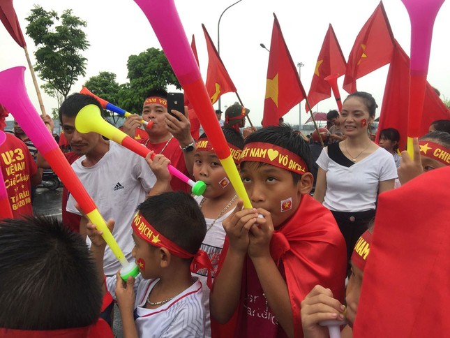 Hàng nghìn CĐV đánh trống, vẫy cờ chào đón Olympic Việt Nam ảnh 19
