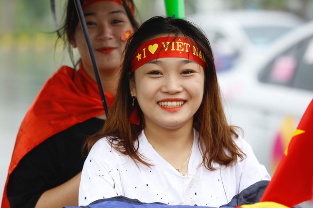 Hàng nghìn CĐV đánh trống, vẫy cờ chào đón Olympic Việt Nam ảnh 10