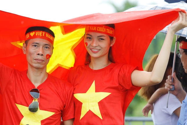 Hàng nghìn CĐV đánh trống, vẫy cờ chào đón Olympic Việt Nam ảnh 11