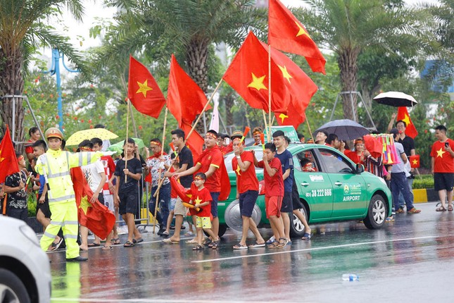Hàng nghìn CĐV đánh trống, vẫy cờ chào đón Olympic Việt Nam ảnh 12