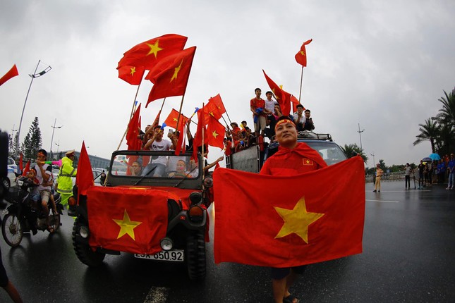 Hàng nghìn CĐV đánh trống, vẫy cờ chào đón Olympic Việt Nam ảnh 9