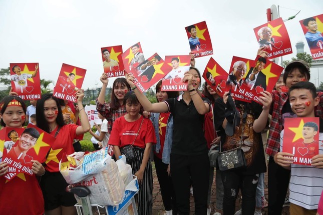 Hàng nghìn CĐV đánh trống, vẫy cờ chào đón Olympic Việt Nam ảnh 4