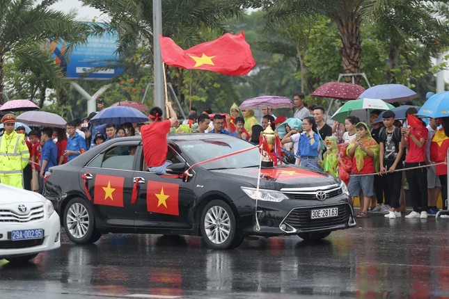 Olympic Việt Nam đã về tới sân bay Nội Bài ảnh 31