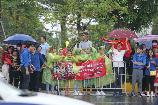 Hàng nghìn CĐV đánh trống, vẫy cờ chào đón Olympic Việt Nam ảnh 6