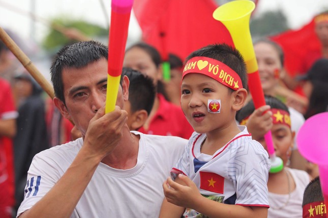 Hàng nghìn CĐV đánh trống, vẫy cờ chào đón Olympic Việt Nam ảnh 7