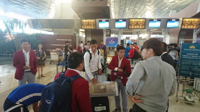 Olympic Việt Nam đã về tới sân bay Nội Bài ảnh 2