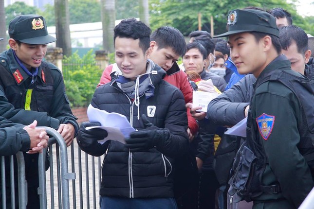 Xếp hàng dài trong gió rét để lấy vé chung kết AFF Cup 2018 ảnh 1