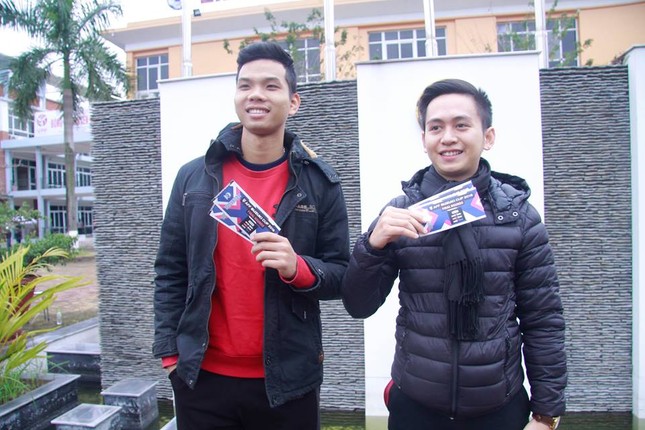 Xếp hàng dài trong gió rét để lấy vé chung kết AFF Cup 2018 ảnh 6