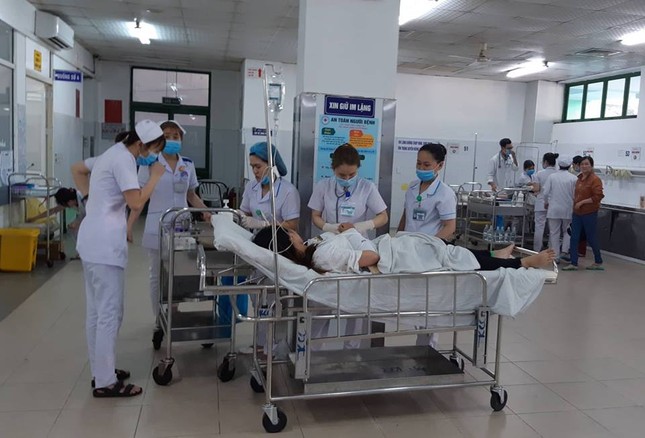 Xe chở hàng chục sinh viên rơi xuống vực sâu khi vượt đèo Hải Vân ảnh 8