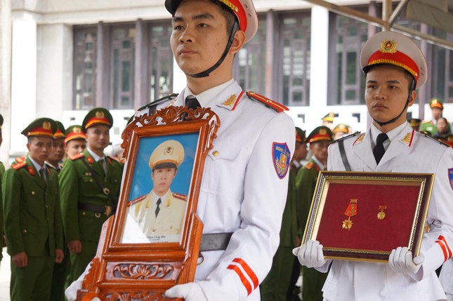 Tiễn biệt 3 liệt sĩ công an hy sinh ở Đồng Tâm ảnh 33