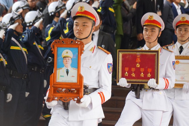 Tiễn biệt 3 liệt sĩ công an hy sinh ở Đồng Tâm ảnh 32