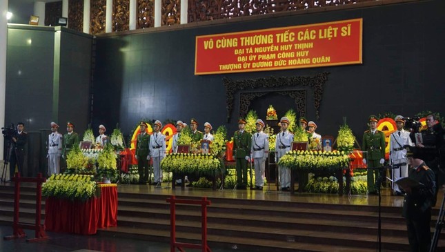 Tiễn biệt 3 liệt sĩ công an hy sinh ở Đồng Tâm ảnh 10