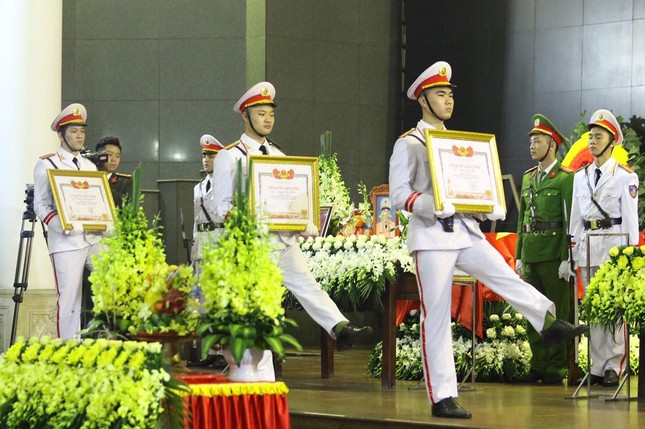 Tiễn biệt 3 liệt sĩ công an hy sinh ở Đồng Tâm ảnh 12