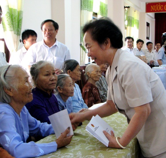 Phó Chủ tịch nước tặng quà người nghèo, trao học bổng cho học sinh ảnh 1