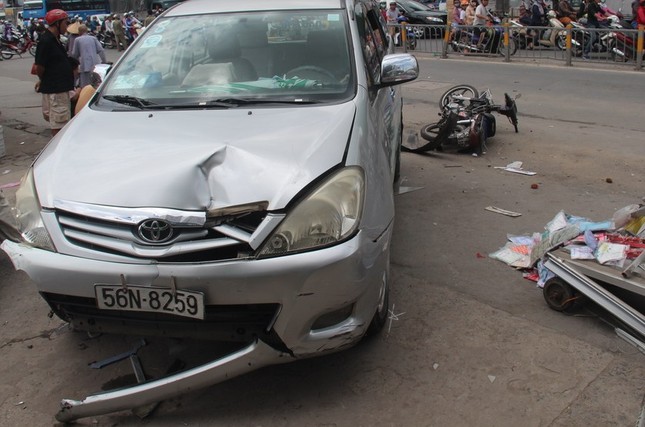 Taxi “đại náo” trên đường, hai người nhập viện ảnh 3