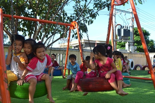 Lốp cũ biến thành sân chơi cho trẻ em Lý Sơn ảnh 1