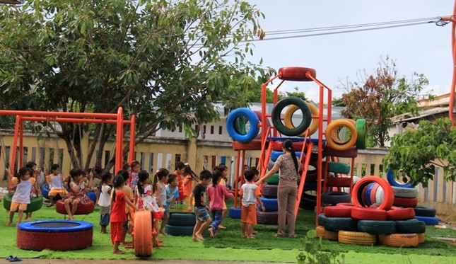 Lốp cũ biến thành sân chơi cho trẻ em Lý Sơn ảnh 3