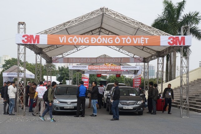 Xế hộp lũ lượt xếp hàng chờ 'khám bệnh' ảnh 6
