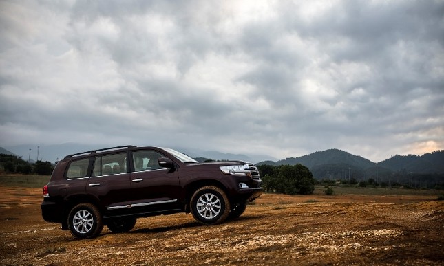 Chi tiết Toyota Land Cruiser 2015 giá hơn 2,8 tỷ đồng ảnh 1