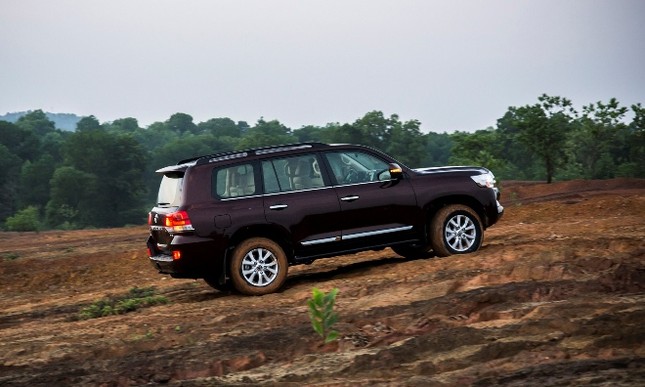 Chi tiết Toyota Land Cruiser 2015 giá hơn 2,8 tỷ đồng ảnh 3