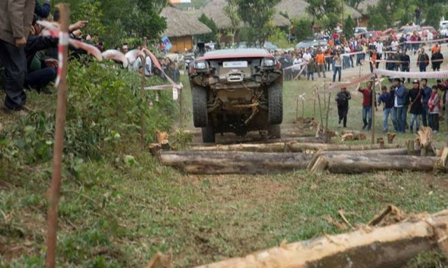 Bán tải lên núi 'phá xe' ảnh 15