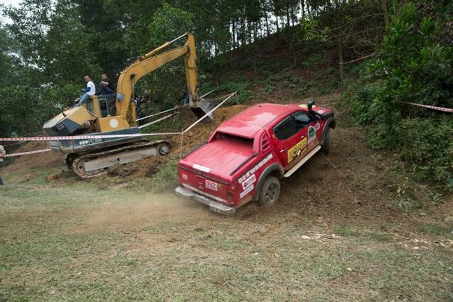Bán tải lên núi 'phá xe' ảnh 16