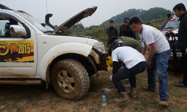 Bán tải lên núi 'phá xe' ảnh 6