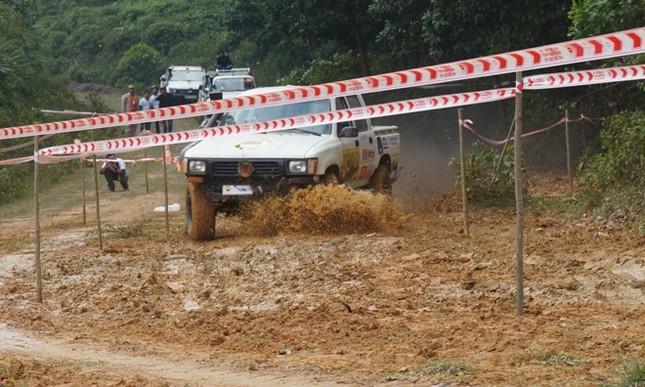 Bán tải lên núi 'phá xe' ảnh 7