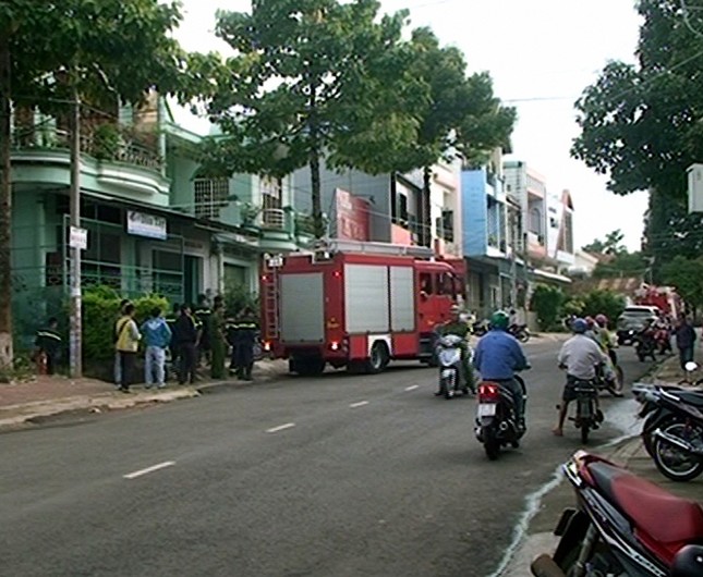 Giải cứu thanh niên múa dao trong nhà đòi tự thiêu ảnh 1