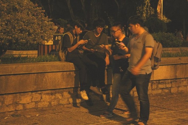 Giới trẻ Sài thành mải mê 'truy bắt' Pokémon trong đêm ảnh 1