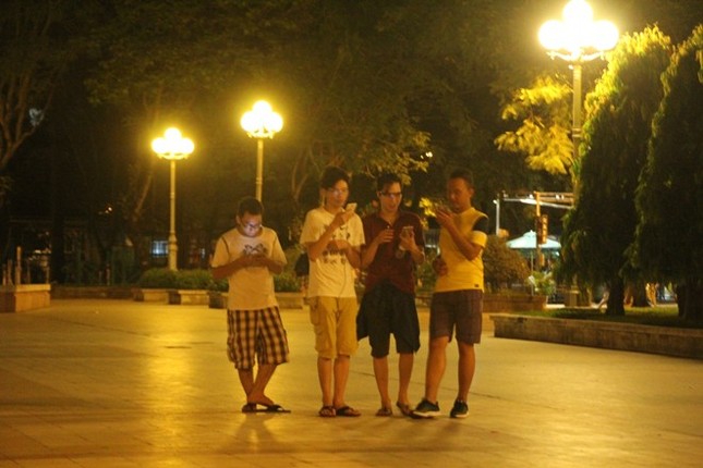 Giới trẻ Sài thành mải mê 'truy bắt' Pokémon trong đêm ảnh 3