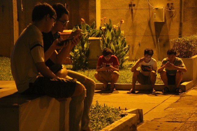 Giới trẻ Sài thành mải mê 'truy bắt' Pokémon trong đêm ảnh 6