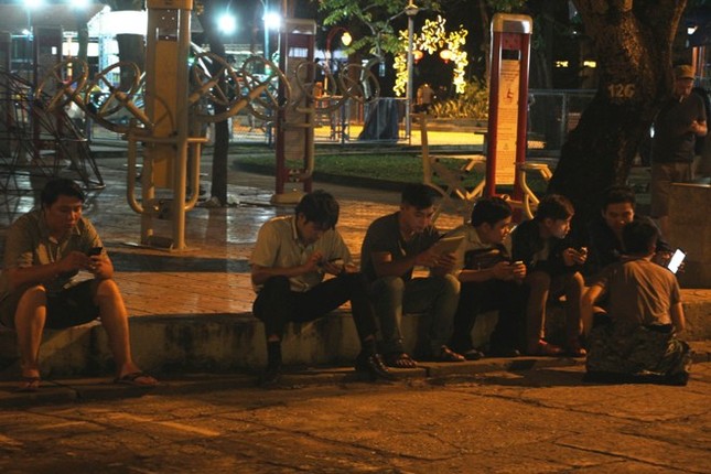 Giới trẻ Sài thành mải mê 'truy bắt' Pokémon trong đêm ảnh 5