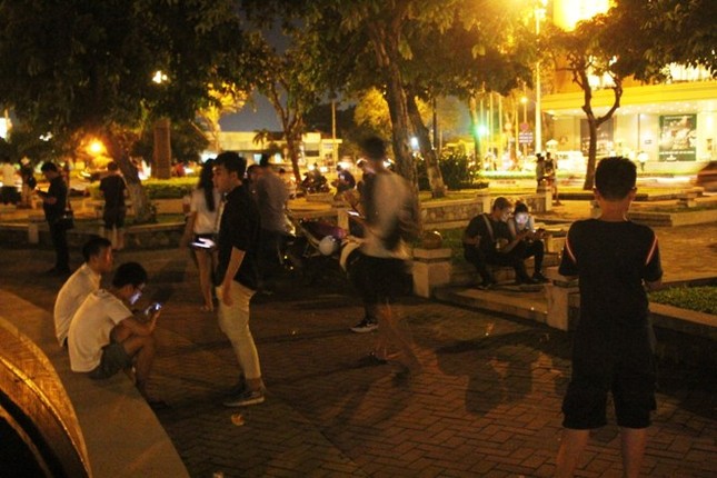 Giới trẻ Sài thành mải mê 'truy bắt' Pokémon trong đêm ảnh 7