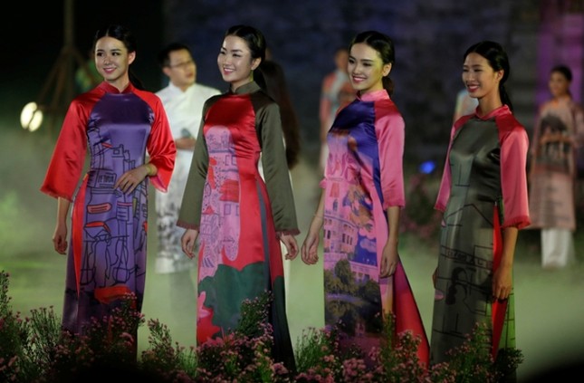 Huyền ảo áo dài Hà Nội dưới chân cổng thành Thăng Long ảnh 4