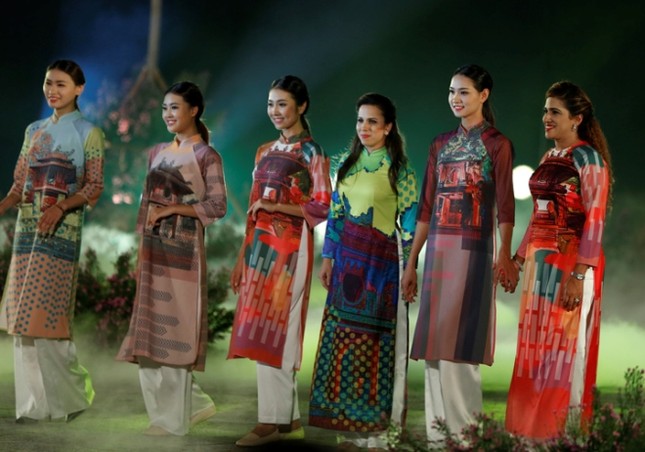 Huyền ảo áo dài Hà Nội dưới chân cổng thành Thăng Long ảnh 5