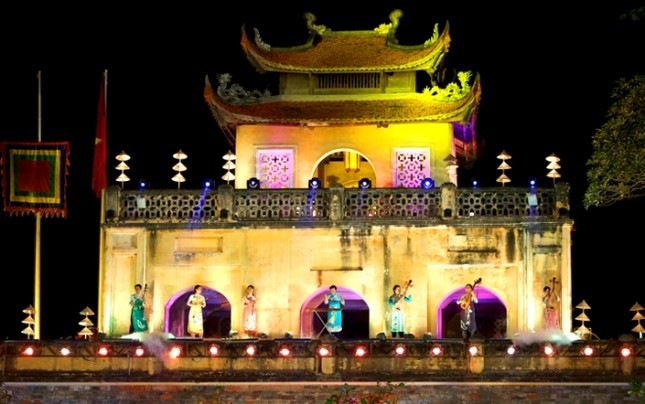 Huyền ảo áo dài Hà Nội dưới chân cổng thành Thăng Long ảnh 9