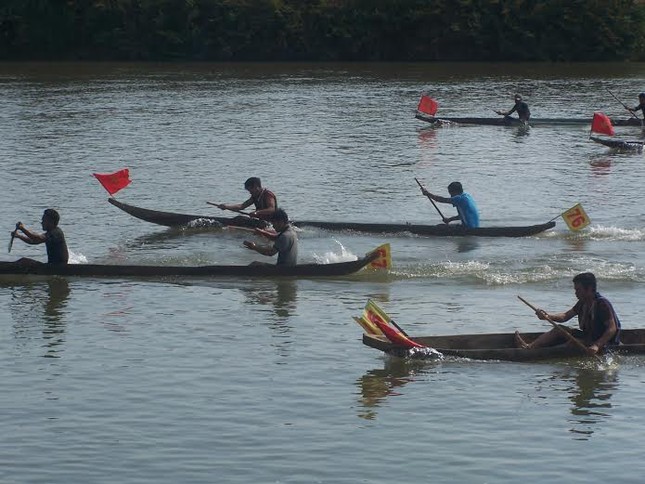 Kon Tum: Đua thuyền độc mộc trên sông Đăk Bla ảnh 1