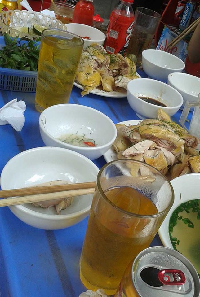 Bị nhà hàng 'chặt chém', vợ chồng đánh nhau vì xót của ảnh 1