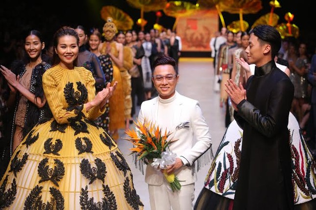 ‘Lúa’ của NTK Công Trí mê hoặc tín đồ thời trang ảnh 13