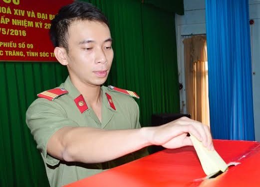 Những chiến sĩ trẻ lần đầu tiên đi bầu cử ảnh 3