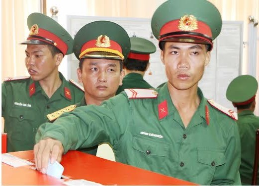 Những chiến sĩ trẻ lần đầu tiên đi bầu cử ảnh 6