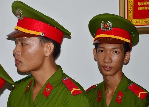 Những chiến sĩ trẻ lần đầu tiên đi bầu cử ảnh 7