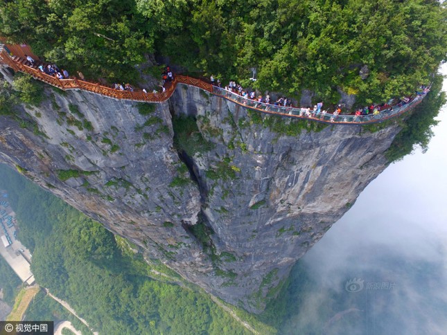 'Thót tim' du ngoạn trên cầu kính bên vách núi cao 1.500 m ảnh 4