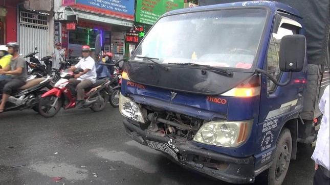 Tai nạn liên hoàn, hàng ngàn xe kẹt cứng trong mưa Sài Gòn ảnh 1