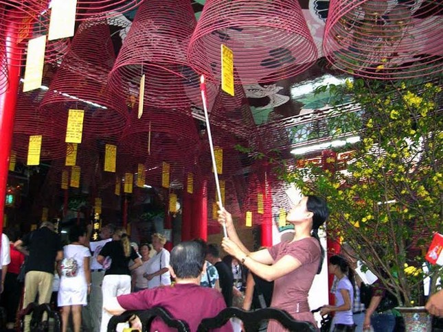 Rằm tháng Giêng, nhiều bạn trẻ nô nức về phố Hội cầu duyên ảnh 2