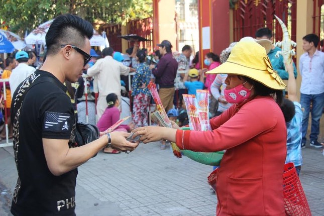 Hàng nghìn người chen chân cầu an ở chùa Bà ảnh 2